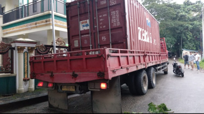 BREAKING NEWS: Sopir Truk Tronton yang Tabrak Puluhan Kendaraan di Simpang Rapak Kaltim Ditahan