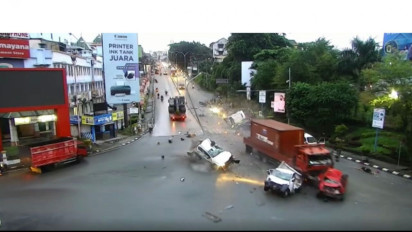 BREAKING NEWS: Truk Kontainer yang Remnya Blong Tabrak Puluhan Kendaraan di TL Rapak Balikpapan Kaltim