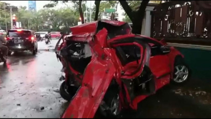 BREAKING NEWS: Korban Bergelimpangan di TKP Kecelakaan Maut Truk Kontainer TL Rapak Balikpapan Kaltim