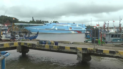 Gelombang Tinggi Akibat Cuaca Buruk, Pelayaran di Jepara Dihentikan Sementara