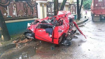 BREAKING NEWS: Mobil Ayla Merah Rusak Parah Banget Setelah Ditabrak Truk Tronton di Simpang Muara Rapak Kaltim