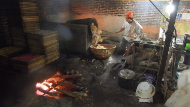 Digoreng Pakai Pasir, Kerupuk Useg Kendal Tak Lekang Ditelan Minyak Mahal