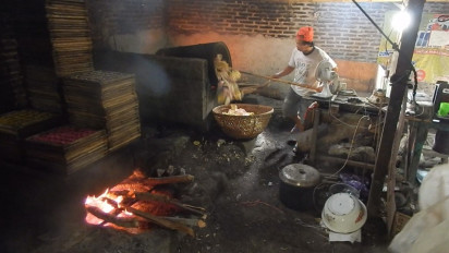Digoreng Pakai Pasir, Kerupuk Useg Kendal Tak Lekang Ditelan Minyak Mahal