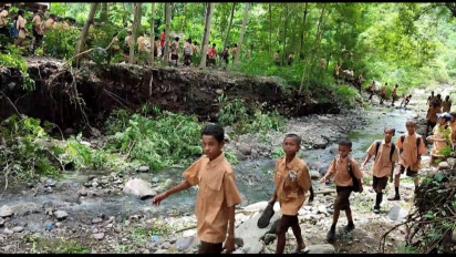 Jembatan Putus, Pelajar di Sikka Susuri Sungai Demi ke Sekolah
