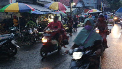 Pedagang Kaki Lima Membludak Kuasai Trotoar Jalan, Para Pengguna Jalan Resah