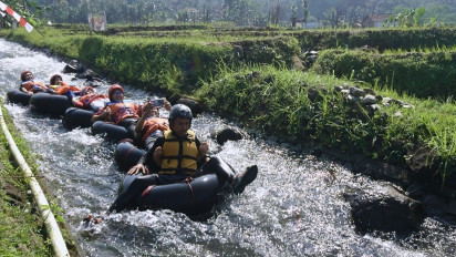 Serunya Tubing di Saluran Irigasi