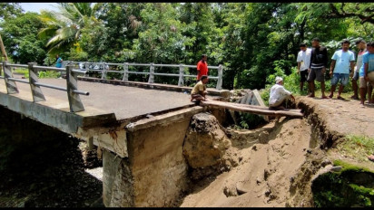 Demi Keamanan Anak ke Sekolah, Warga Wolowiro Bangun Jembatan Darurat