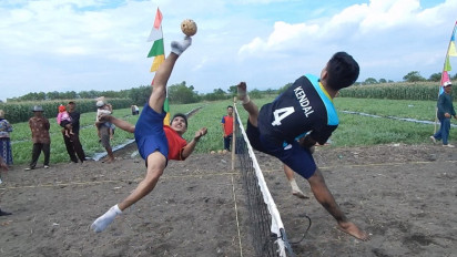 Seru! Main Sepak Takraw di Pantai Kendal