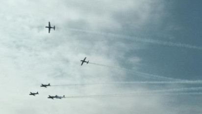 Memukau! Langit Yogyakarta Diwarnai Atraksi Jupiter Aerobatic Team