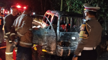 Angkot Terbakar Saat Bawa Penumpang. Saksi Mendengar Dua Kali Suara Ledakan