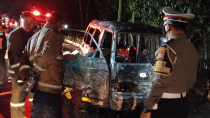 Angkot Terbakar Saat Bawa Penumpang. Saksi Mendengar Dua Kali Suara Ledakan