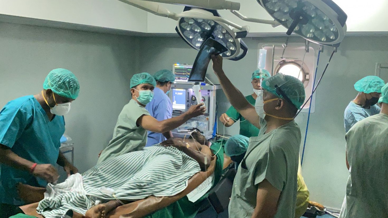 Tiga Prajurit TNI AD Korban Penembakan KKB, Jalani Operasi Pengangkatan Proyektil Peluru di KRI SHS-990
            - galeri foto