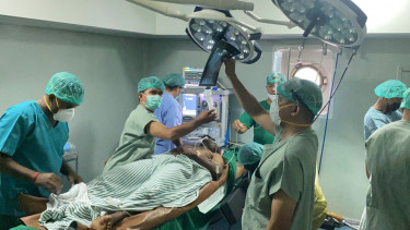 Tiga Prajurit TNI AD Korban Penembakan KKB, Jalani Operasi Pengangkatan Proyektil Peluru di KRI SHS-990