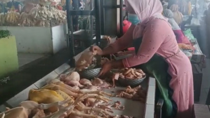 Harga Ayam Potong Tembus Rp 40 Ribu. Pedagang di Pasar Kronong Probolinggo Kesulitan Menjualnya