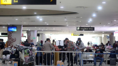 Pekerja Yang Pulang Dari Malaysia Dikarantina di Asrama Haji Surabaya