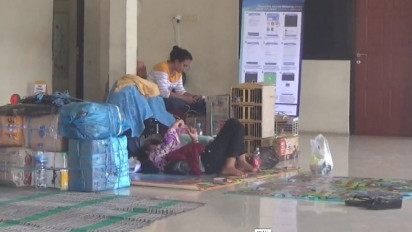 Cuaca Buruk Puluhan Penumpang Tertahan di Pelabuhan Kalianget Madura,  Diperkirakan Hingga Empat Hari Kedepan