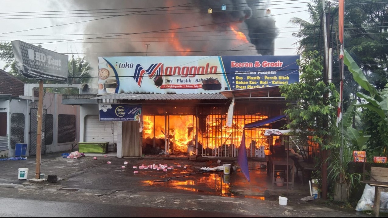 Toko Plastik di Sleman Terbakar Hebat, 9 Mobil Damkar Dikerahkan
            - galeri foto