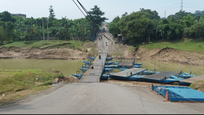 Wow! Jembatan Perahu Penyeberangan di Karawang Beromzet Rp 20 Juta Sehari