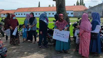 Tidak Dapat Bantuan PKH, Puluhan Warga Kabupaten Pekalongan Demo Kantor Desa