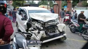 Mobil Minibus Tabrak Bus dari Belakang, Sopir Terjepit Hingga Patah Kaki