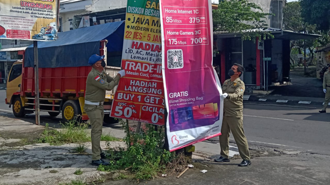 Langgar Aturan, 150 Reklame Ditertibkan Satpol PP
            - galeri foto