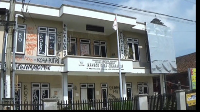 Kades Kepergok Selingkuh, Kantor Desa Cikaramas Sumedang Jadi Sasaran Vandalisme Warga