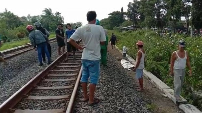 Diduga Asyik Main Handphone, Dua Remaja Tewas Tersambar Kereta Api