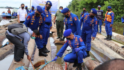 Ditpolair Korpolairud Berhasil Menyita 300 Batang Kayu Log hasil Penebangan Liar di Perairan Sungai Belayan Kaltim