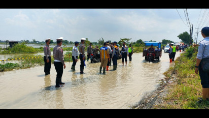 Antisipasi Pengguna Jalan Terperosok di Jalan Berlubang saat Banjir, Forum LLAJ Pasang Rambu Tanda Bahaya