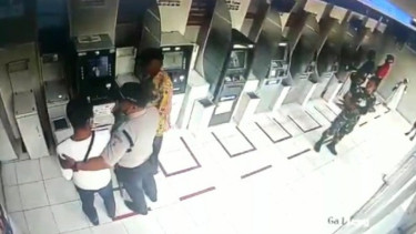 Pelaku Ganjal ATM Tertangkap Basah di Sebuah Gerai Anjungan Tunai Mandiri