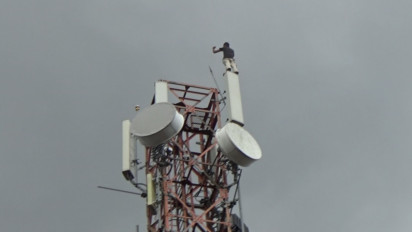 Diduga Mabuk Usai Pesta Miras, Seorang Pemuda di Barito Utara Nekad Panjat Tower Setinggi 50 Meter