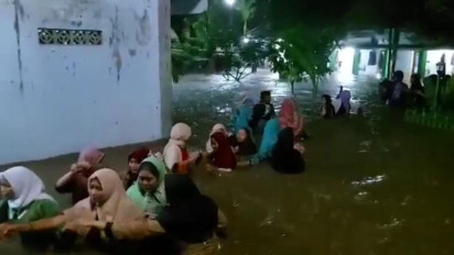 Banjir Terjang Dua Kecamatan di Jember, Evakuasi Ratusan Santri Berlangsung Dramatis