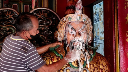 Jelang Perayaan Imlek Patung Dewa-Dewi di Klenteng Hok An Kiong di Surabaya Dimandikan