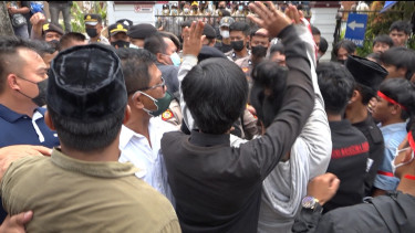 Demo Tuntut Pengungkapan Mafia Tanah, Massa Aksi Terlibat Saling Dorong Dengan Polisi Nyaris Berujung Ricuh Â 