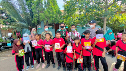 Usai Vaksin Anak-anak Dapat Hadiah Menarik dari Bhabinkamtibmas