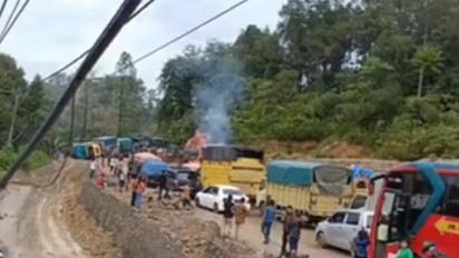 Truk Terperosok di Jalan Berlumpur, Arus Lalu Lintas Macet Parah