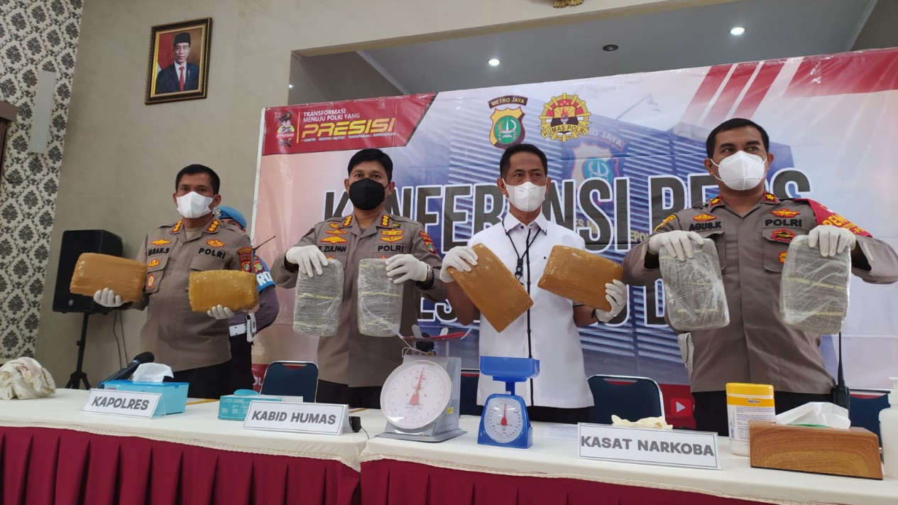 Polisi Bekuk Pengedar 17 Kilo Ganja Sistem Tempel di Depok
            - galeri foto