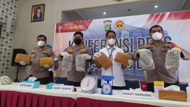 Polisi Bekuk Pengedar 17 Kilo Ganja Sistem Tempel di Depok