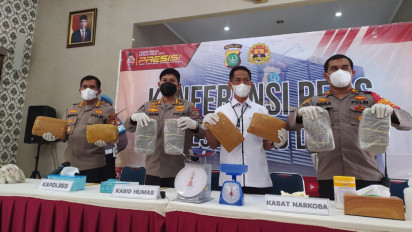 Polisi Bekuk Pengedar 17 Kilo Ganja Sistem Tempel di Depok