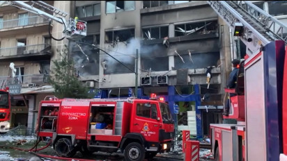 Sedikitnya Tiga Orang Terluka dalam Ledakan Sebuah Bangunan Kantor di Kota Athena Yunani