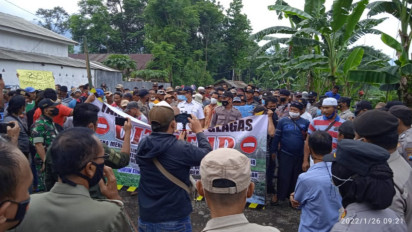 Sawah Kekurangan Air, Ratusan Warga Probolinggo Tutup Paksa Tambang Ilegal