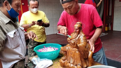 Menjelang Tahun Baru Imlek, Sejumlah Patung di Klenteng Talang Dibersihkan 