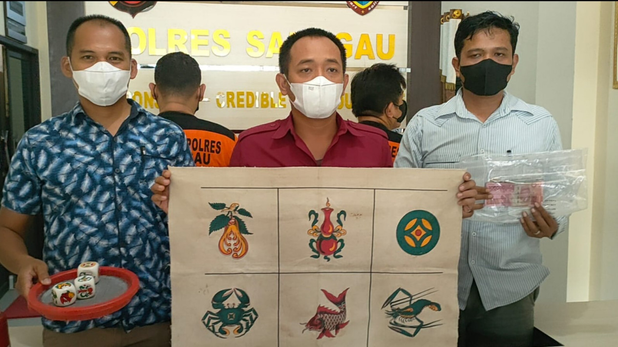 Satreskrim Polres Sanggau Menangkap Dua Orang Pemain Judi Kolok-Kolok
            - galeri foto