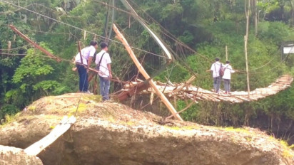 Warga di Cianjur Bertaruh Nyawa Seberangi Jembatan Gantung Rusak