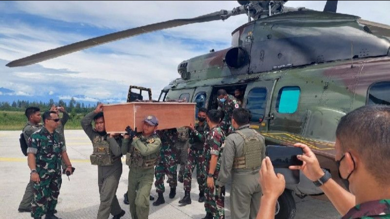 Baku Tembak Lawan Kelompok Bersenjata, Jenazah Tiga TNI yang Gugur Dievakuasi ke Timika
            - galeri foto