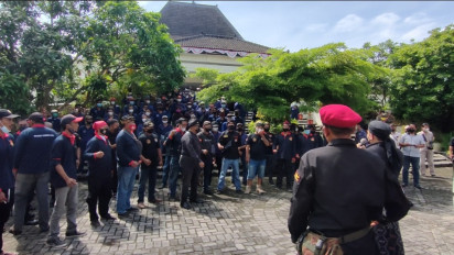 Dua Tahun Belum Digaji Ratusan Karyawan Pabrik Demo di DPRD Kulon Progo