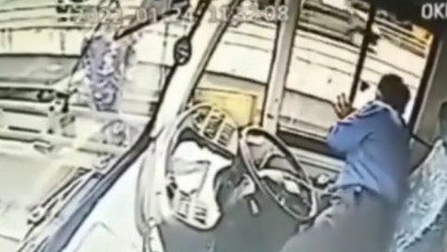 Viral Sopir TransJakarta Gagalkan Upaya Bunuh Diri Seorang Perempuan di Jembatan Dua