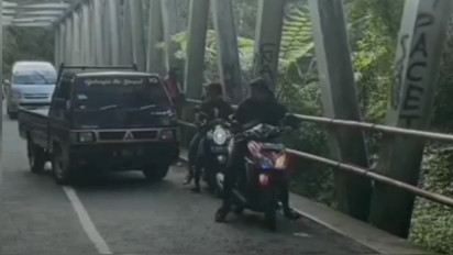 Viral Penumpang Mobil Pikap Ngamuk ke Pemotor yang Parkir di Tengah Jembatan