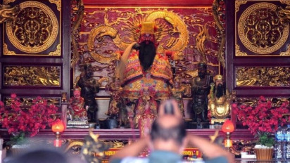 Jelang Imlek, Klenteng di Banyuwangi Gelar Ritual Ganti Jubah Dewa