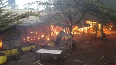 Sepuluh Kios di Kawasan Wisata Ciamis Ludes Terbakar, Pedagang Menangisi Barang Dagangannya